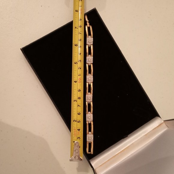 🎁 FREE GIFT INCLUDED 🎁 NWOT Gold Tone Fashion Jewelry Bracelet. - Picture 6 of 7